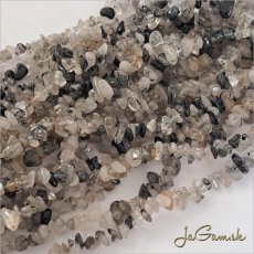 Minerál Krištáľ rutilovaný zlomky, šnúra cca 80cm (min_zl17014)
