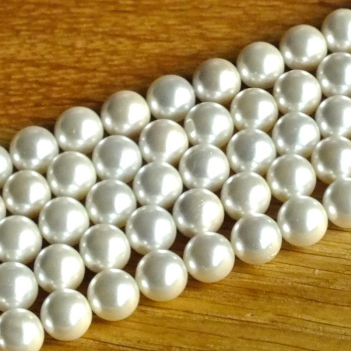 Perleť prírodná korálka 8mm, šnúra cca 38 cm (18024)