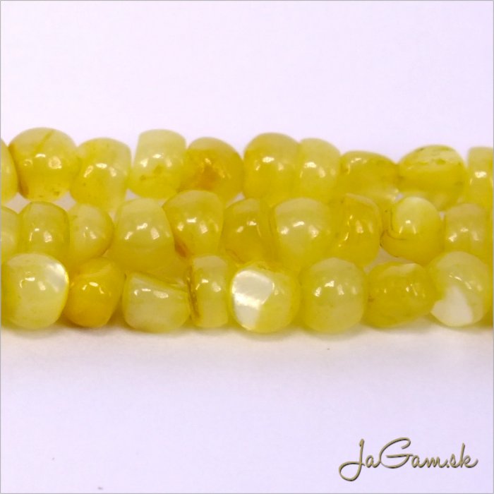 Perleť prírodná nuget 3x4mm, šnúra cca 39 cm (18030)